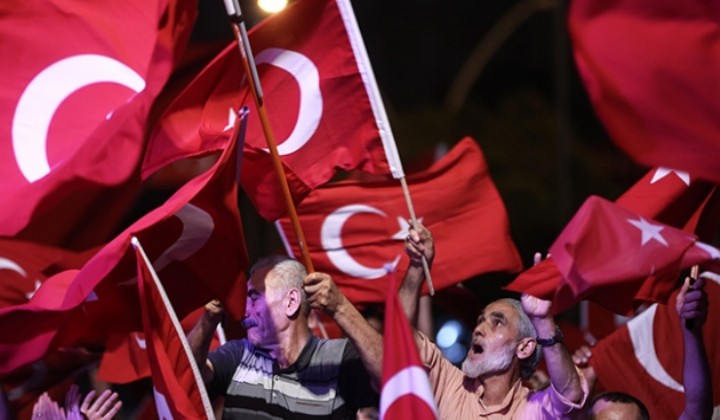Meydanlar yine dolup tayor